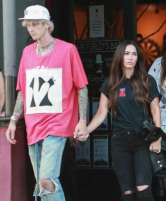 megan fox machine gun kelly de la mano