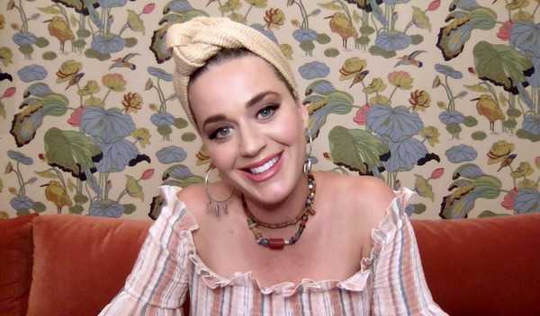 Katy Perry mostró su ombligo de embarazada