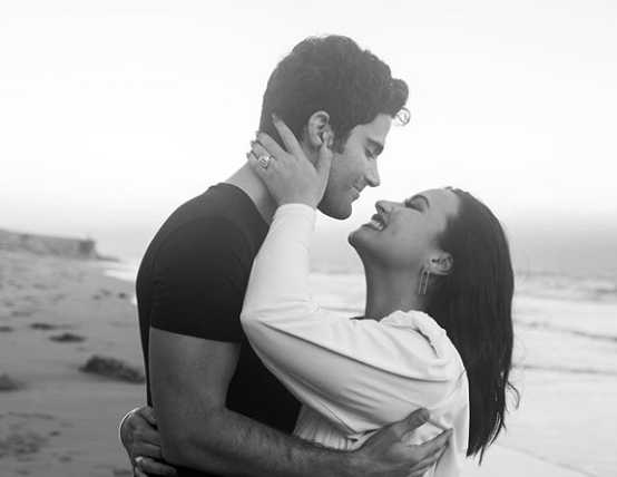 Demi Lovato comprometida con Max Ehrich