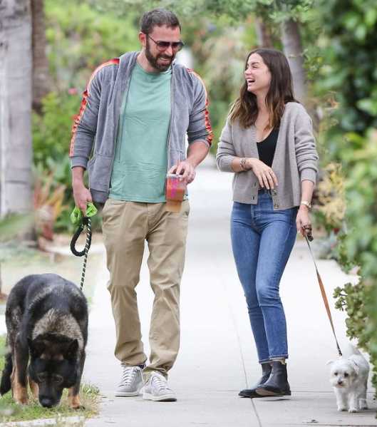 ben affleck ana de armas paseando perrukis