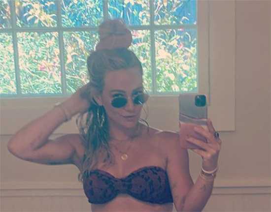 Hilary Duff en bikini muestra sus abdominales