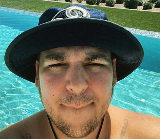 Rob Kardashian sin camisa en la piscina