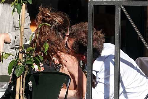 Dominic West con su esposa tras ser pillado con Lily James