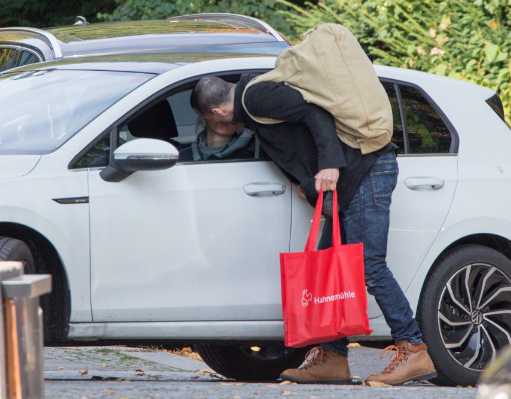 keanu kisses girlfriend