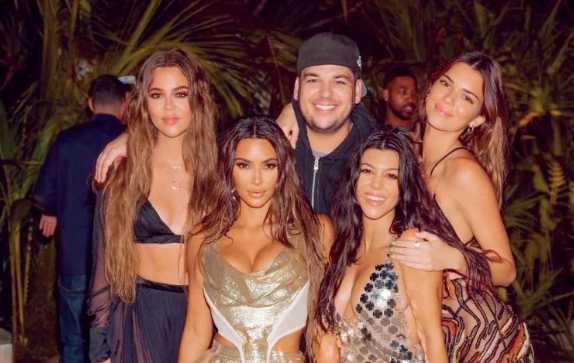 kim celebra sus 40 cirugias