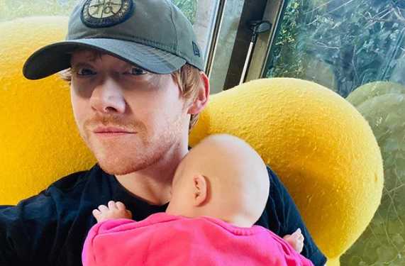 rupert grint muestra a su hijita