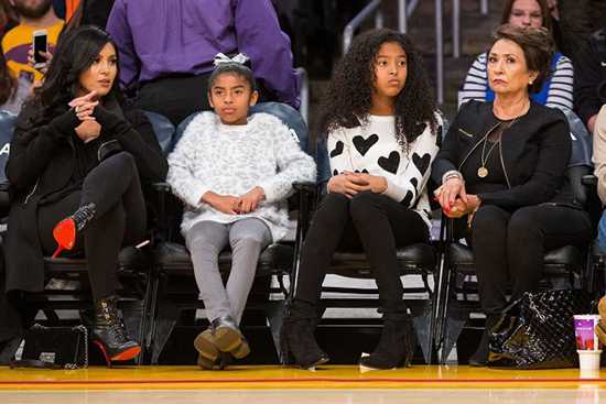 Vanessa Bryant, Natalia, Gianna y la abuela Sofia Laine en un juego de Los Lakers