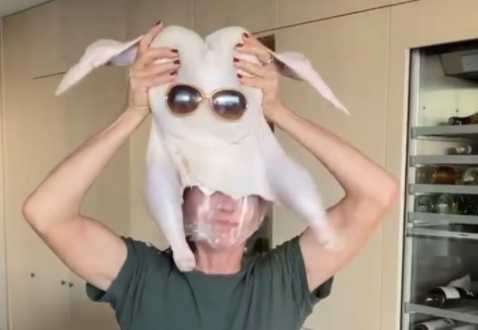 Courteney Cox recrea la famosa escena del Pavo en Friends