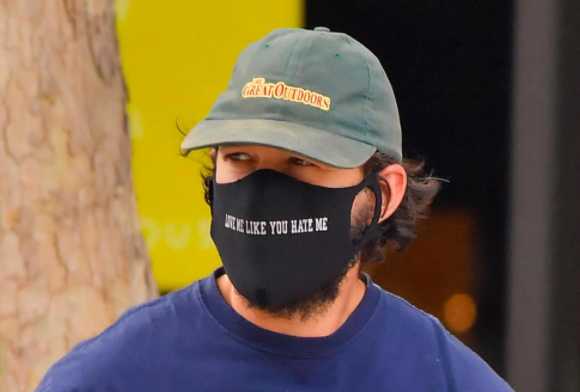 Shia LaBeouf manda mensaje a FKA Twigs con su mascarilla