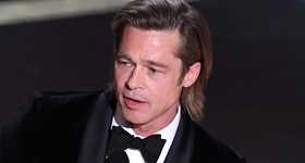 Brad Pitt deja ver sus tatuajes en la playa