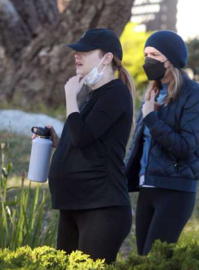 emma stone embarazada baby bump