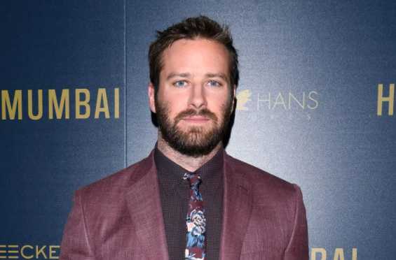 Ex novia de Armie Hammer lo acusa de marcarla con un cuchillo