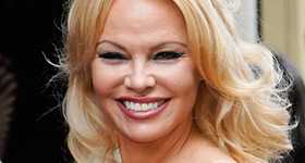 Pamela Anderson acusada de rompehogares por ex de su esposo Dan