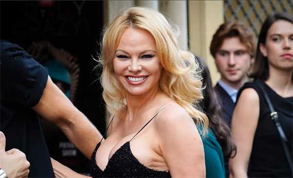Pamela Anderson acusada de rompehogar por ex de su esposo Dan