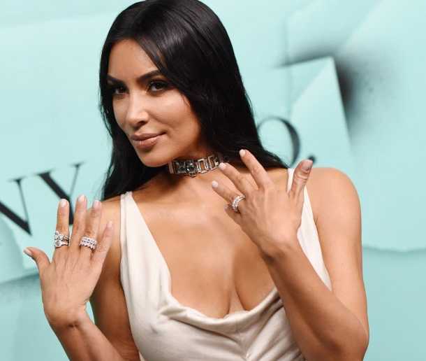 Kim Kardashian mostrando sus joyas