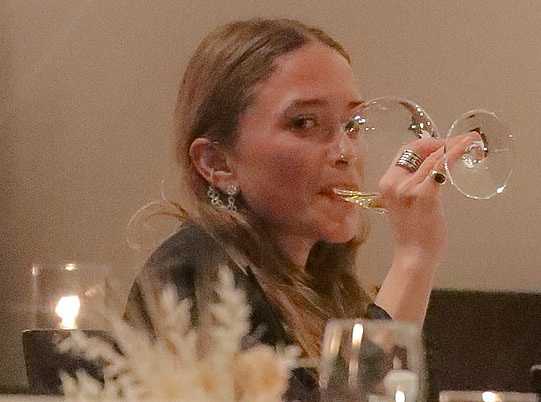 Mary-Kate Olsen feliz cenando con John Cooper
