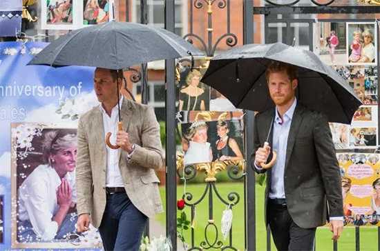 William y Harry no se ponen de acuerdo ni para homenajear a su madre