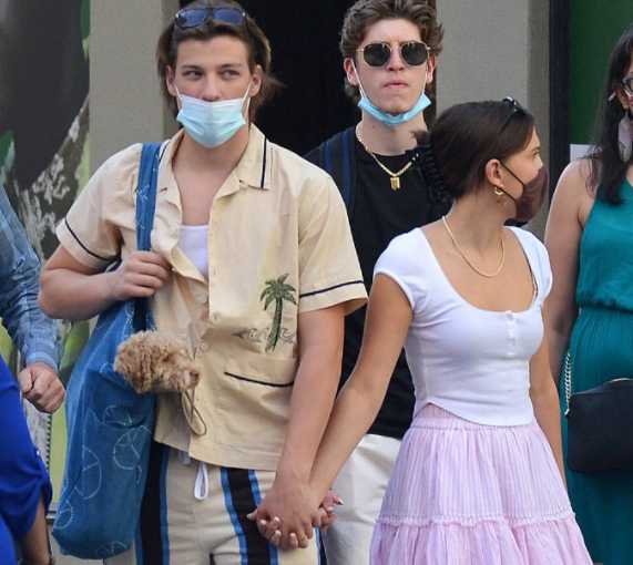 Millie Bobby Brown de la mano con Jake Bongiovi