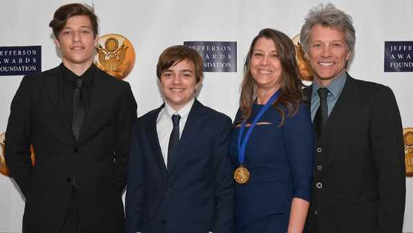 Jon Bon Jovi con su esposa Dorothea y sus hijos Jake y Jesse  