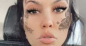 Kourtney Kardashian toda tatuada como Travis Barker