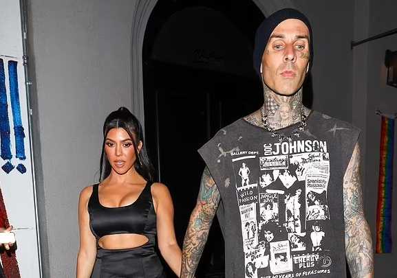 Kourtney Kardashian y Travis Barker de fiesta. FAKE TAN FAIL!