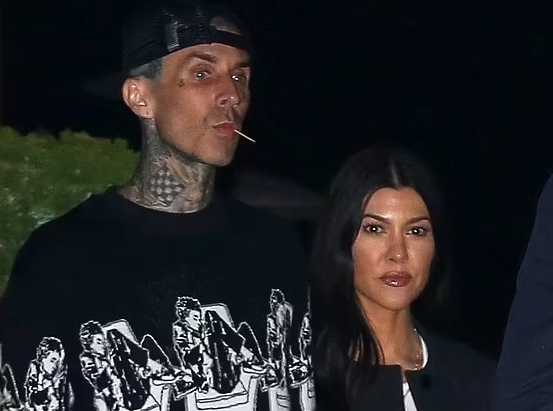 Kourtney Kardashian toda tatuada como Travis Barker