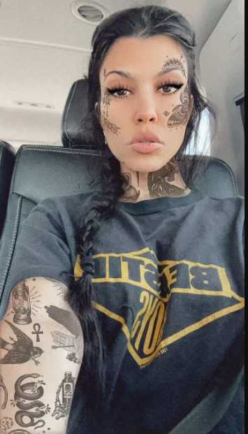Kourtney Kardashian toda tatuada como Travis Barker