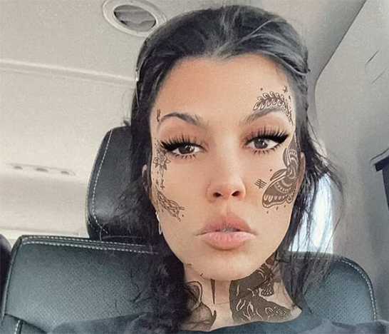 Kourtney toda tatuada como Travis