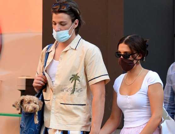 Millie Bobby Brown de la mano con Jake Bongiovi