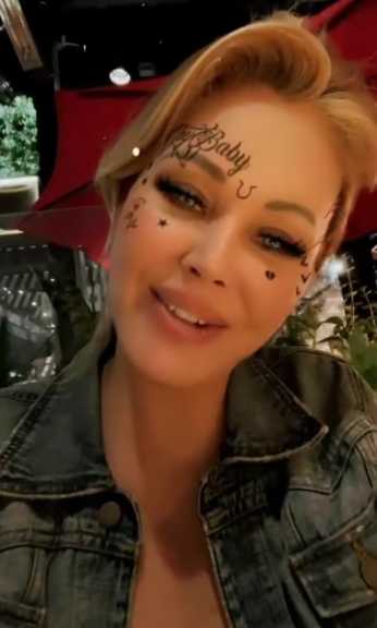 Kourtney Kardashian toda tatuada como Travis Barker