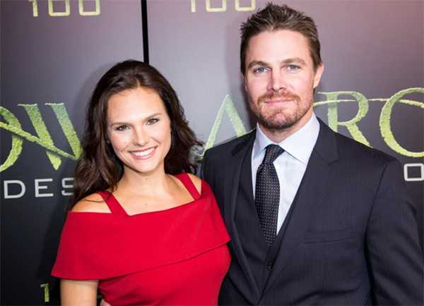 A Stephen Amell lo sacaron de un avión por gritarle a su esposa