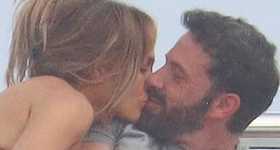 Jennifer Lopez y Ben Affleck celebran su cumple 52 como si fuera 2002