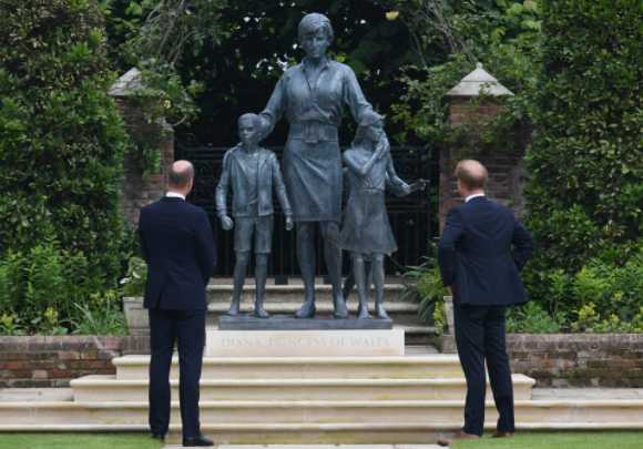 William y Harry con la estatua de Diana en el palacio de Kensington