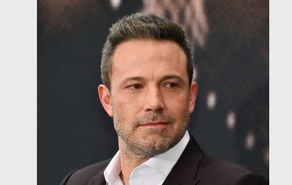 Ben Affleck viendo anillos de compromiso en Tifannys