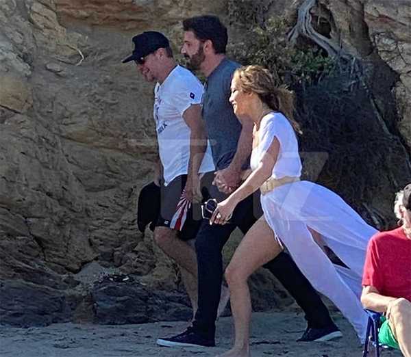 JLo y Ben Affleck caminan por la playa con Matt Damon