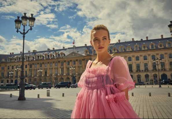 Jodie Comer es Villanelle en la serie Killing Eve