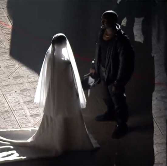 Kim Kardashian de novia en la fiesta DONDA de Kanye West