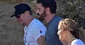 JLo y Ben Affleck caminan por la playa con Matt Damon