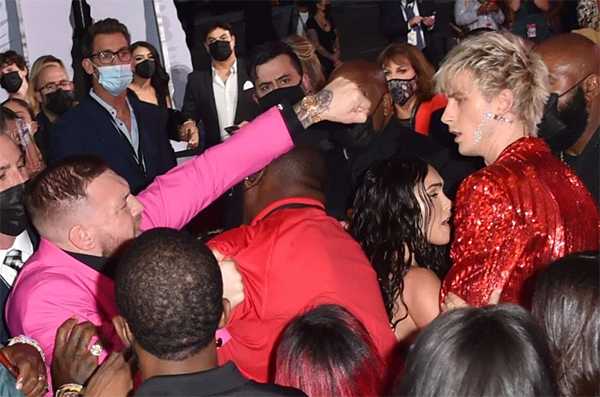 Conor McGregor trató de golpear a Machine Gun Kelly en los VMAs 2021
