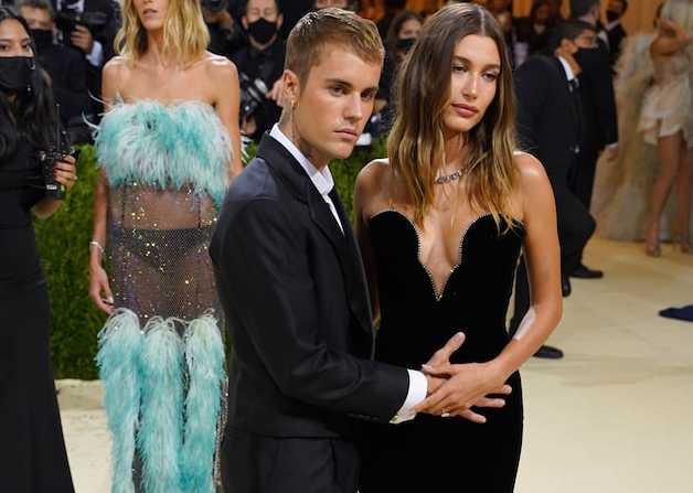 Hailey Bieber no está embarazada pese a esta pose en el Met Gala