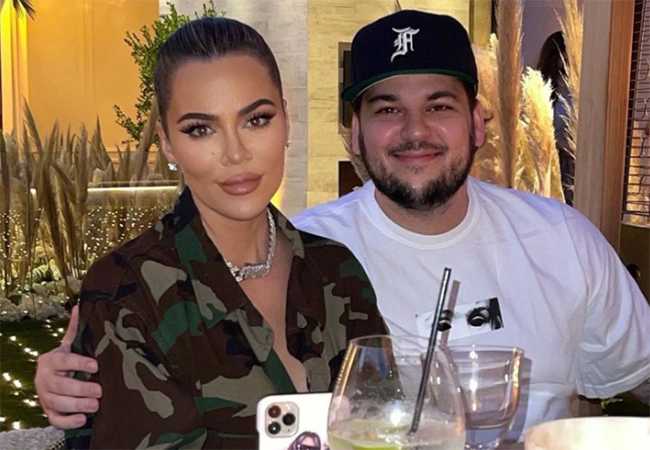 Rob Kardashian sonriente con Khloe