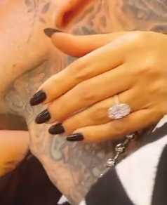 anillo compromiso de Kourtney Kardashian con Travis Barker