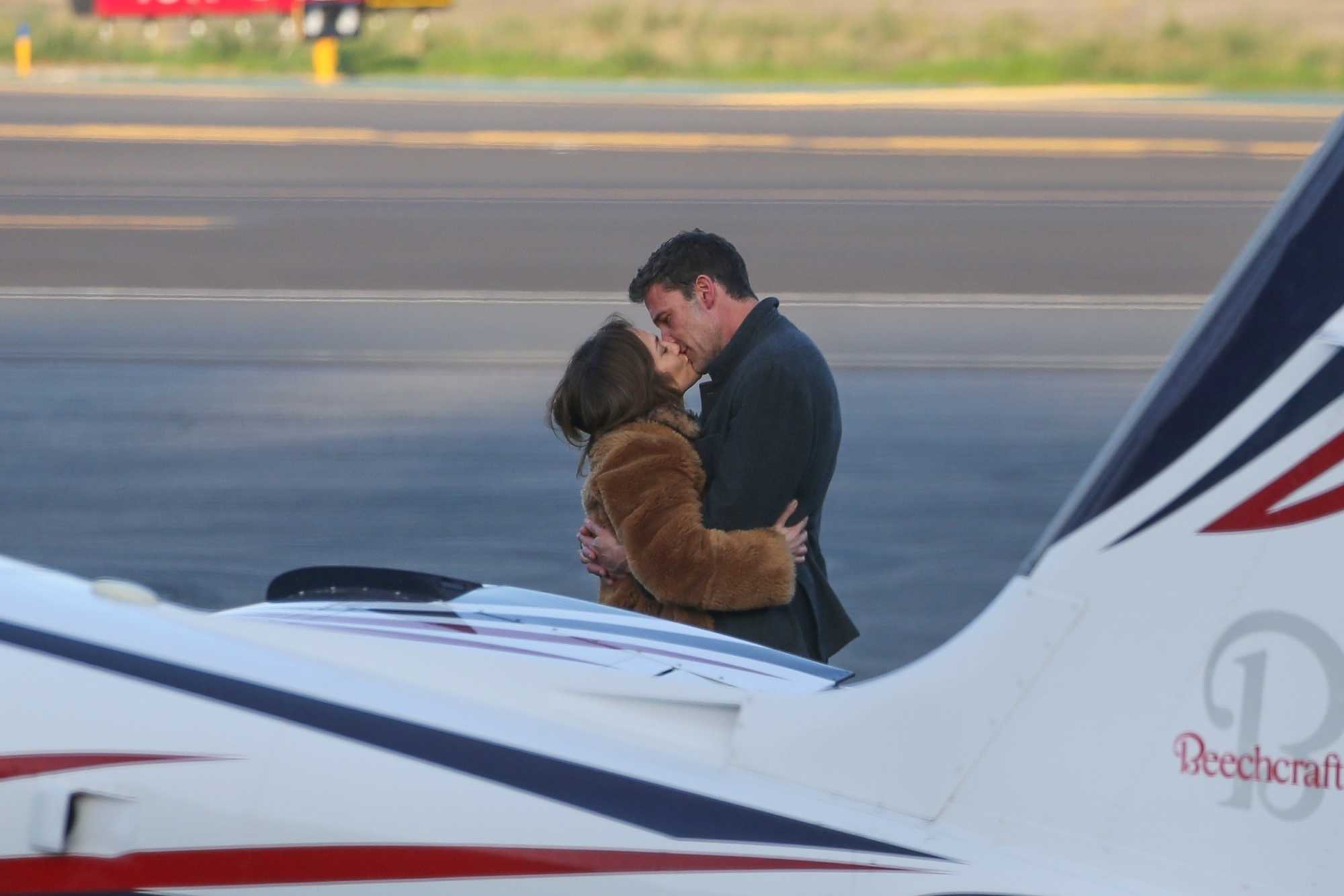 Jlo y Ben Affleck despidiéndose en el aeropuerto