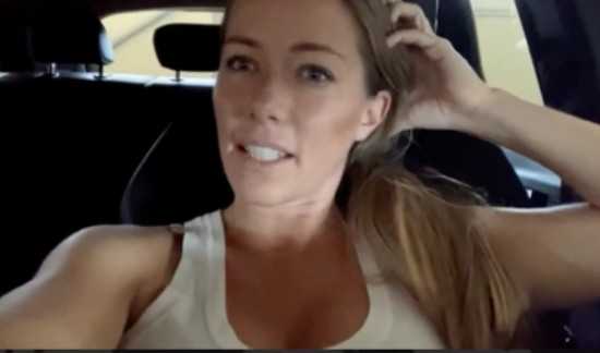 Kendra Wilkinson revela que la Mansión Playboy olía a caca de perro