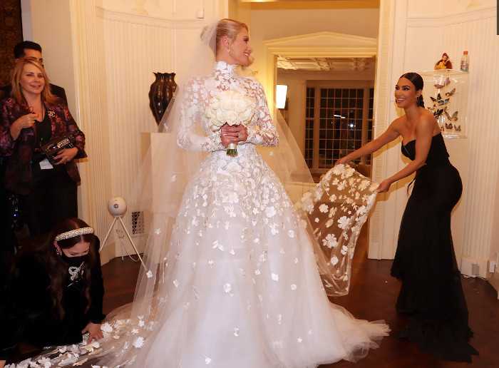 kim arreglando vestido paris boda