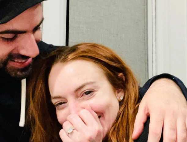 Lindsay Lohan comprometida con Bader Shammas Vean el anillo!