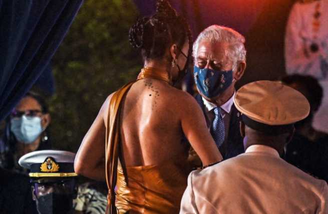 Rihanna y el Principe Charles en la ceremonia 