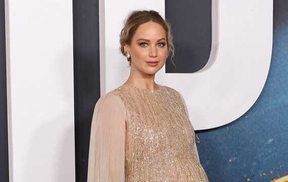 Jennifer Lawrence debuta su baby bump en la red carpet