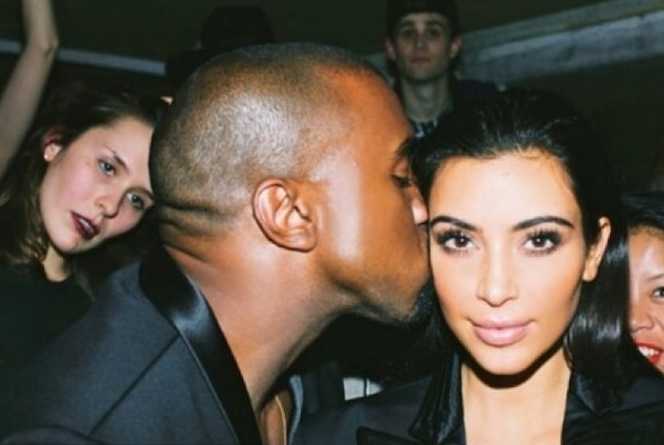 Kanye West se muda enfrente de Kim Kardashian
