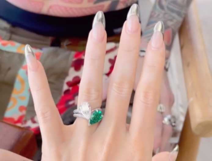 anillo compromiso megan fox MGK